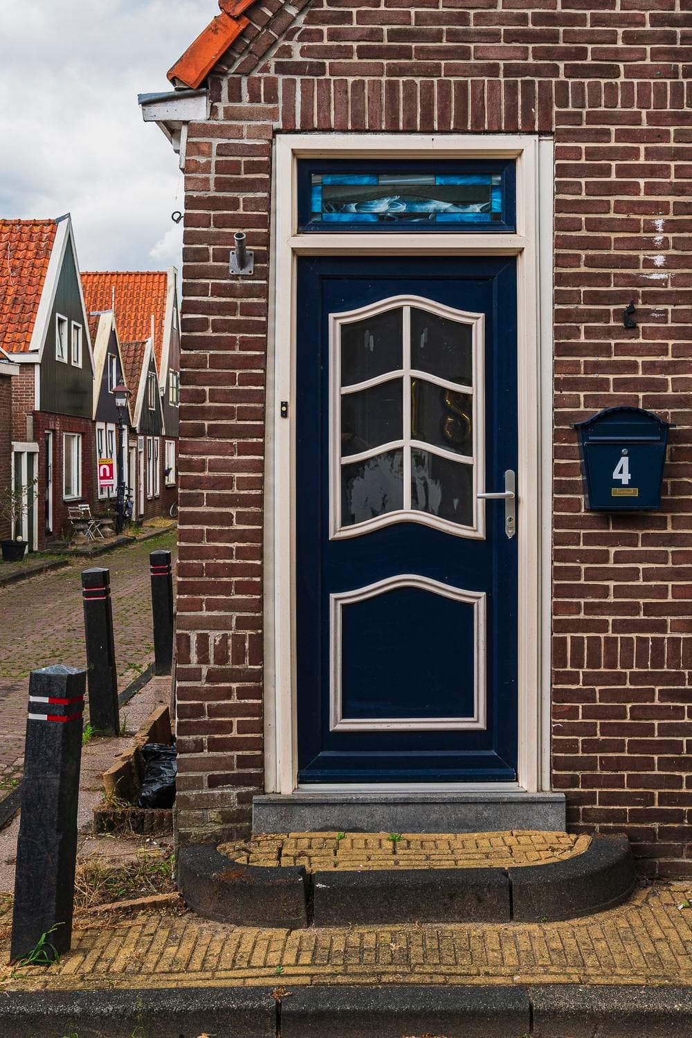 Otra puerta de Volendam, entre casas de ladrillo.