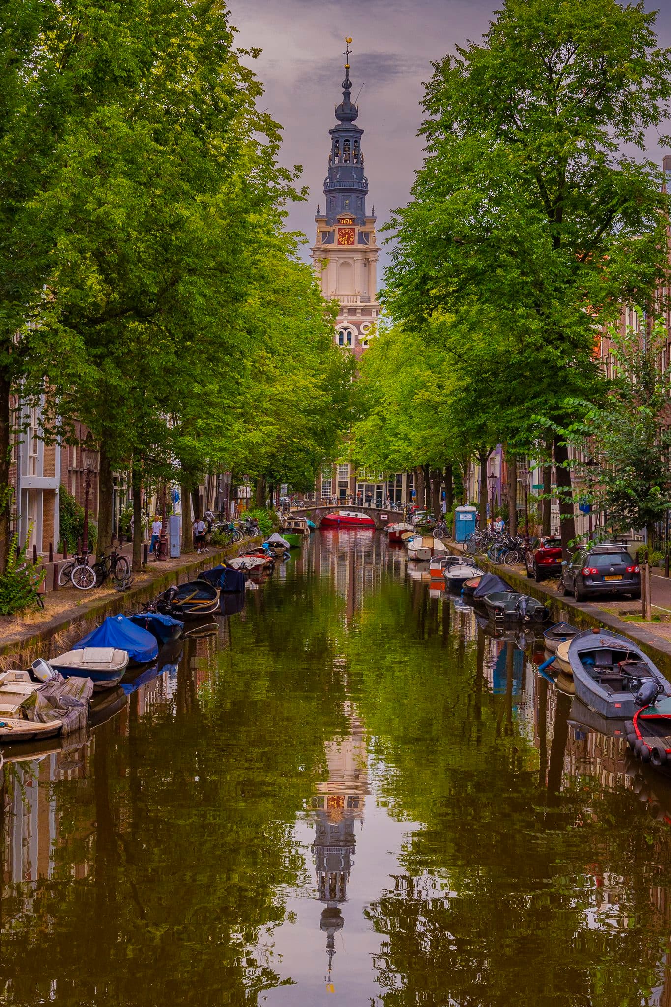 Canal de Ámsterdam con la torre de la Zuiderkerk al fondo