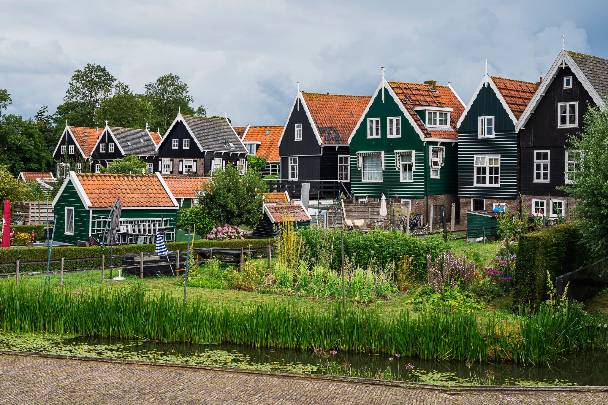Casas de madera verdes de Marken junto al agua