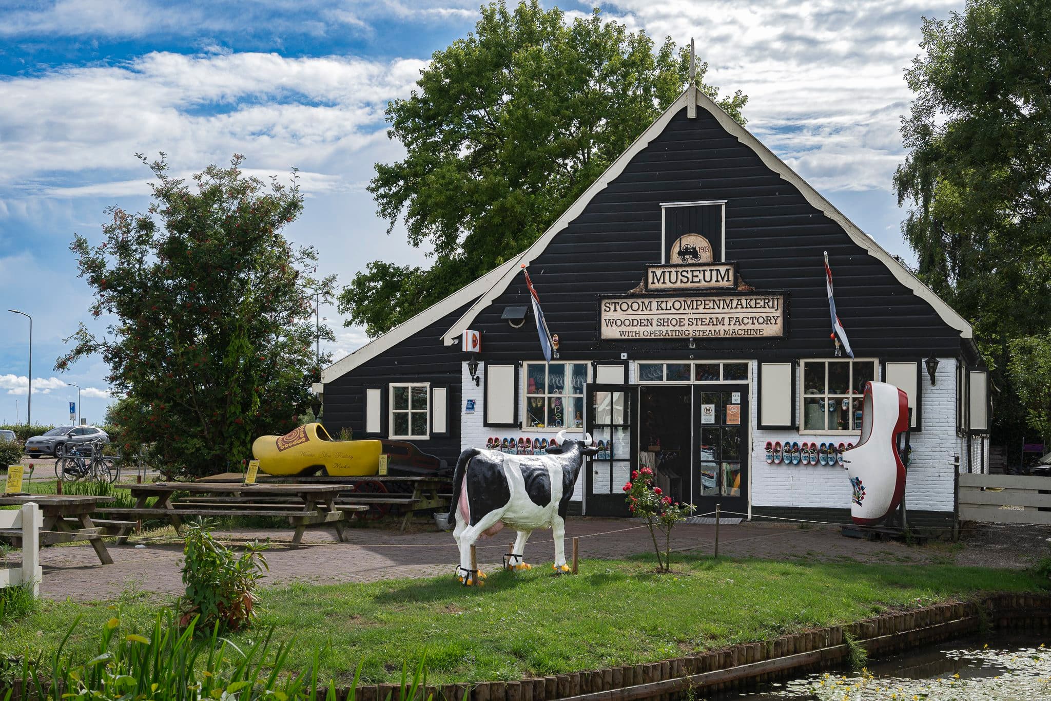 Fábrica de zuecos a vapor de Marken, una casa de madera con una vaca de adorno en la entrada