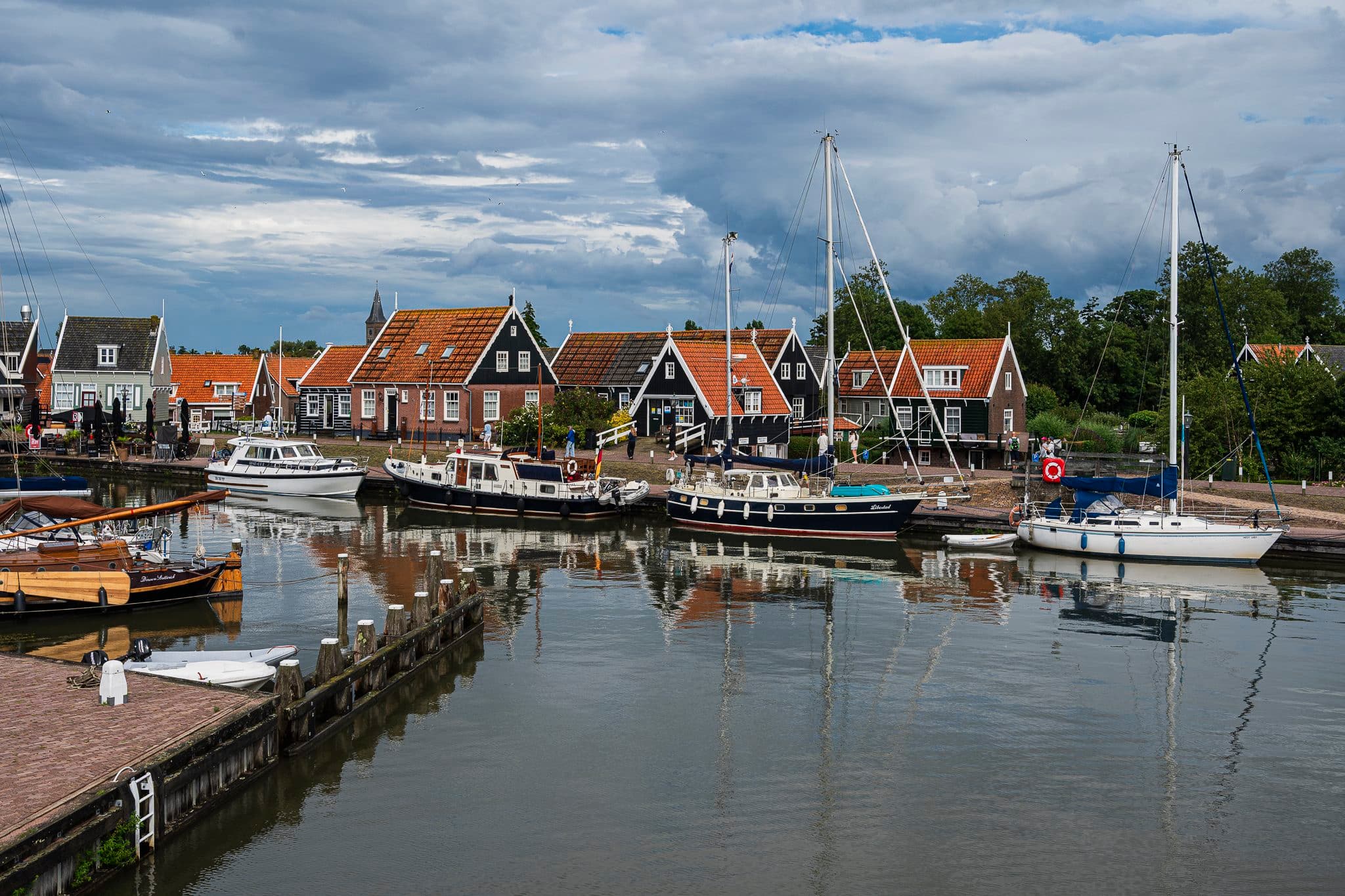 Puerto de Marken con veleros amarrados
