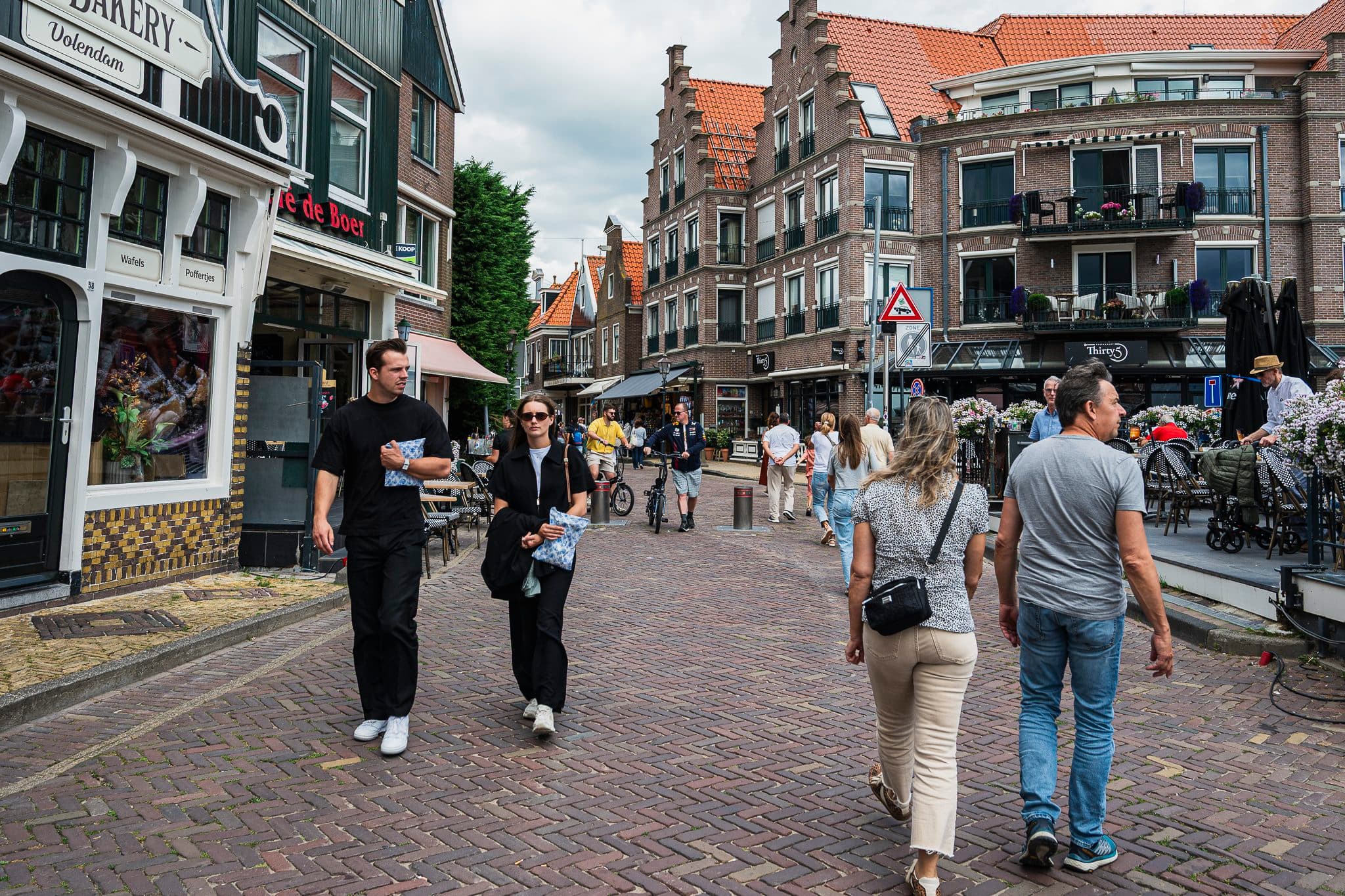 Calle comercial de Volendam con casas de ladrillo