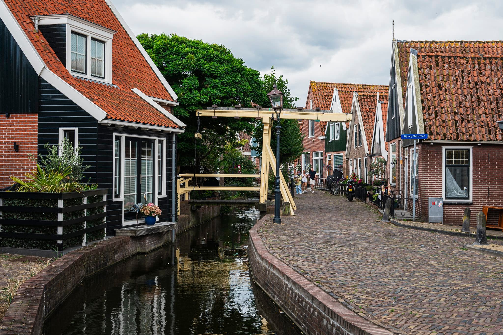 Canal de Volendam con un puente levadizo y casas de ladrillo