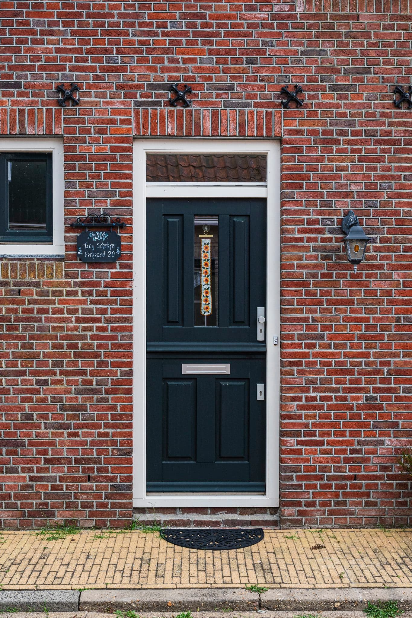 Puerta y fachada de ladrillo en Volendam.