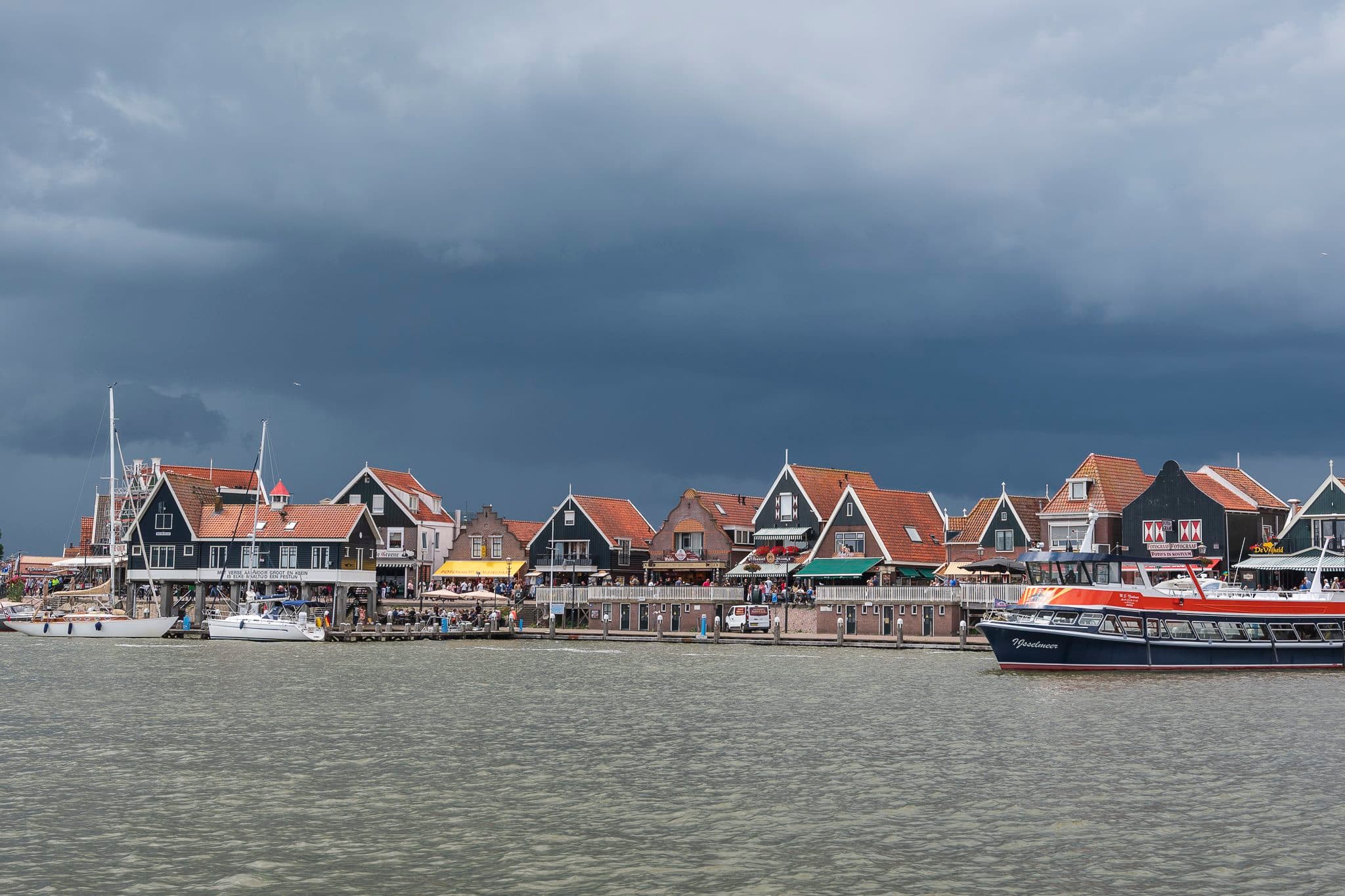 Puerto de pescadores de Volendam con barcos amarrados