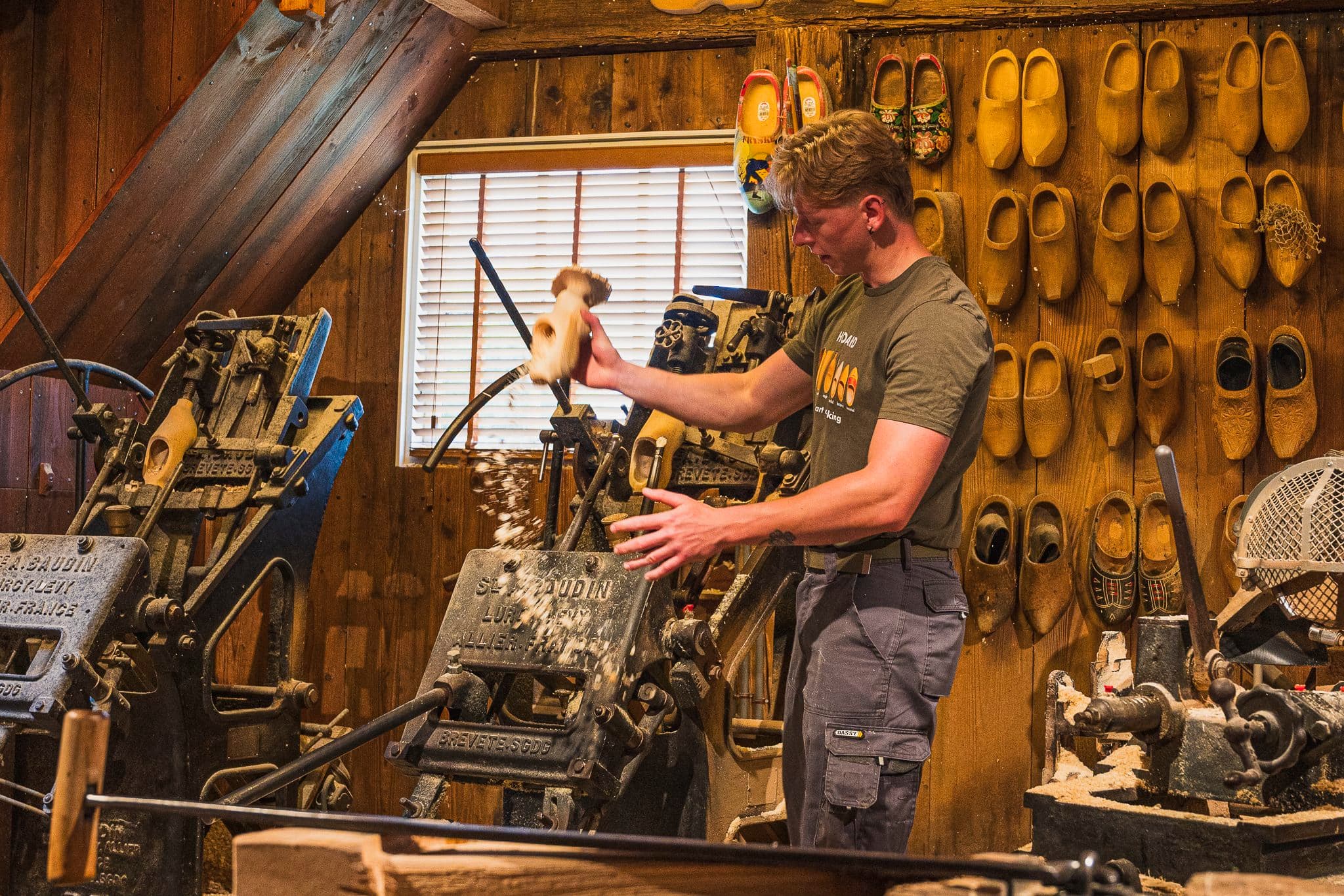 Artesano tallando un zueco de madera en el taller de Zaanse Schans