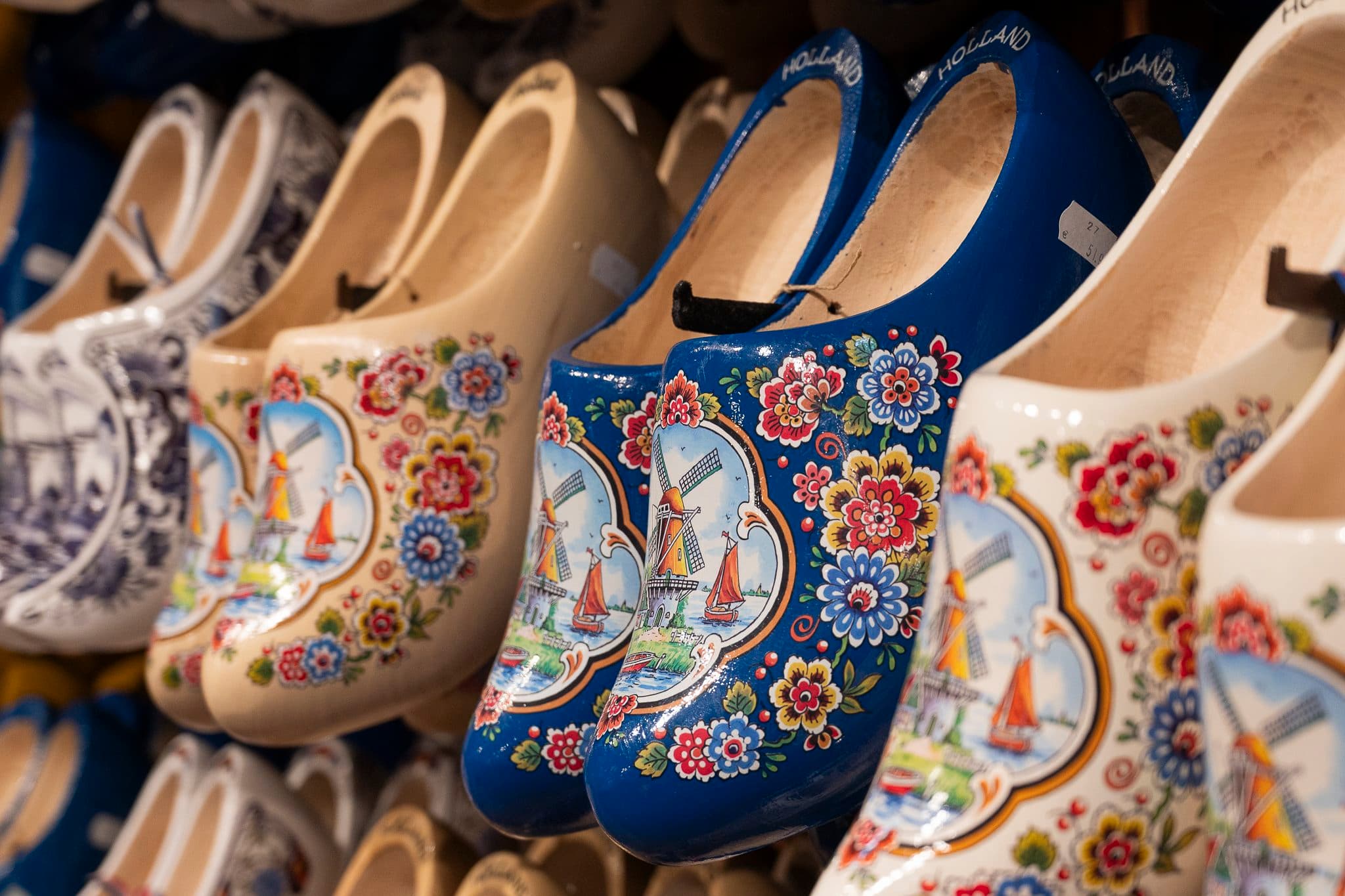Zuecos holandeses pintados a mano con molinos y flores