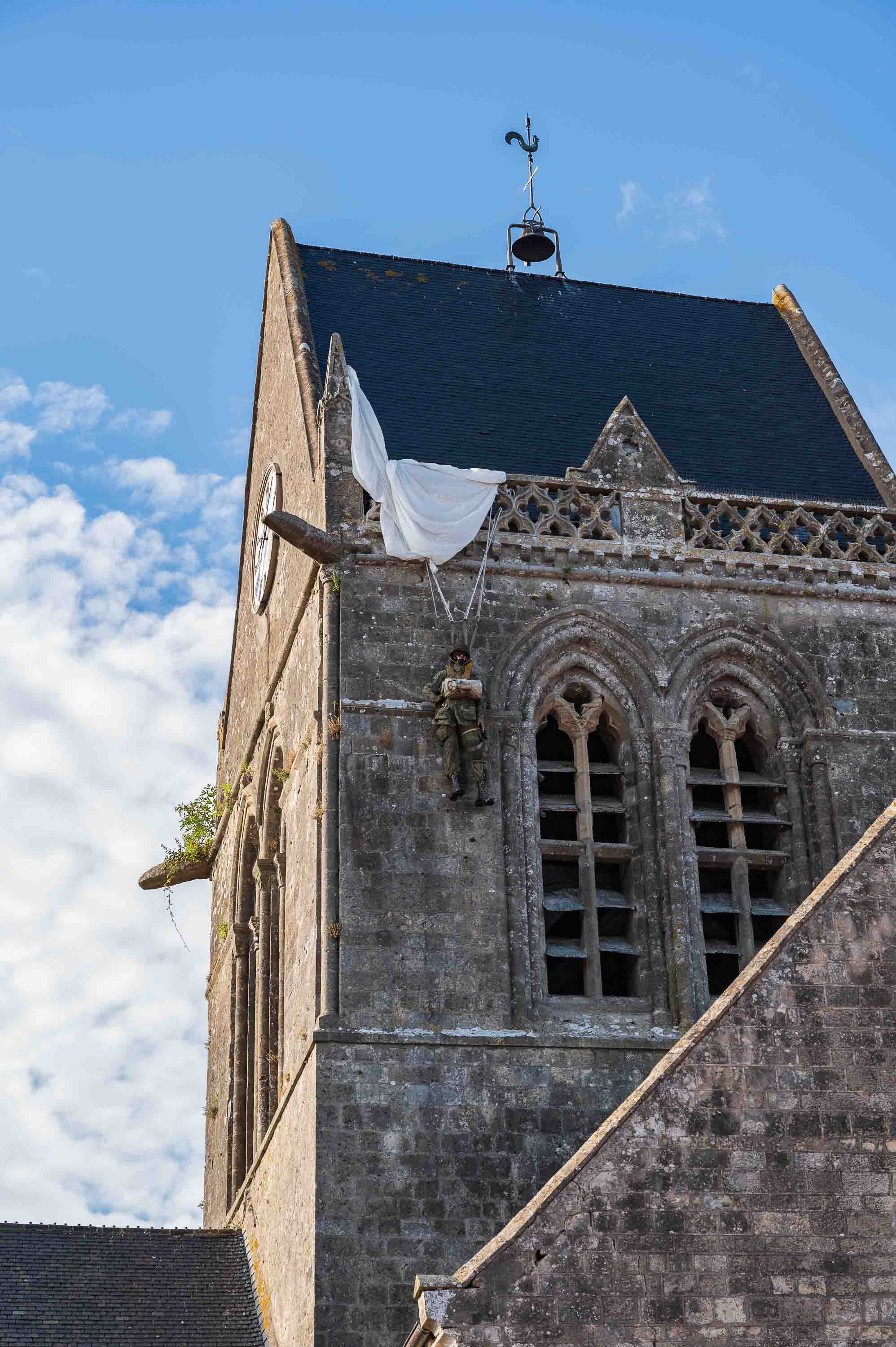 El maniquí que recuerda al paracaidista John Steele, todavía colgado del campanario de la iglesia de Sainte-Mère-Église.