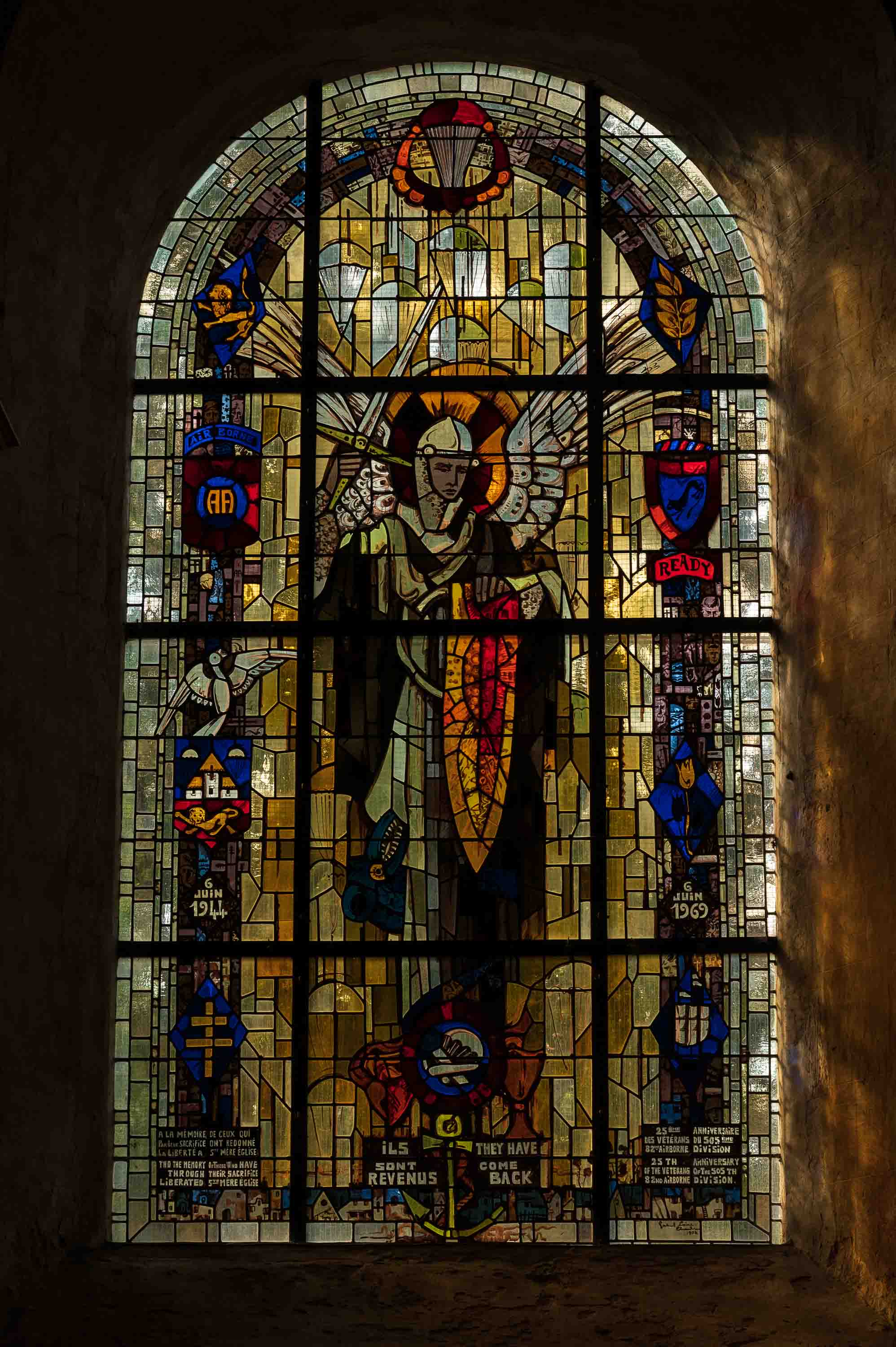 Otro vitral conmemorativo en Sainte-Mère-Église: «Ils sont revenus» — «Ellos han vuelto».